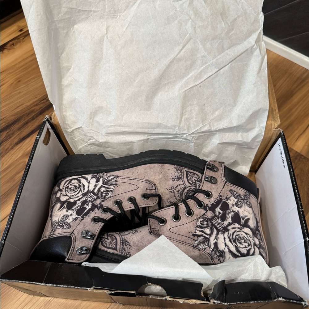 NWT Raad Combat Boots with Skull and Rose Design - Black Gray women’s 9/ men 6.5 - Picture 2 of 9